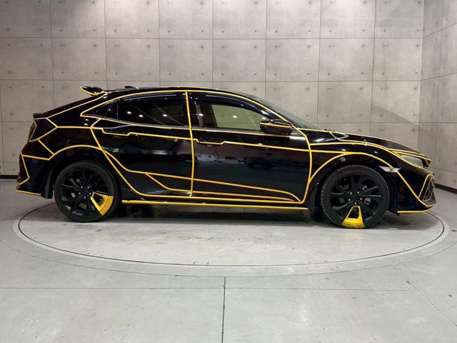 シビック ハッチバック ホンダセンシング イエローエッヂライン HKSマフラー 社外テールランプ 純正ナビ フルセグTV バックカメラ アームレストカーボン調 シートカバー シートヒーター ステアスイッチ レーダー探知機 スマートキー ETC(13枚目)