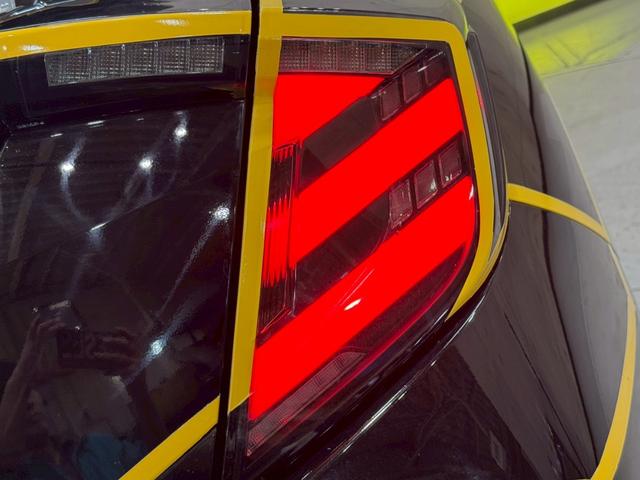 シビック ハッチバック ホンダセンシング イエローエッヂライン HKSマフラー 社外テールランプ 純正ナビ フルセグTV バックカメラ アームレストカーボン調 シートカバー シートヒーター ステアスイッチ レーダー探知機 スマートキー ETC(18枚目)