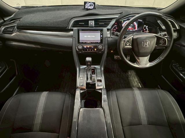 シビック ハッチバック ホンダセンシング イエローエッヂライン HKSマフラー 社外テールランプ 純正ナビ フルセグTV バックカメラ アームレストカーボン調 シートカバー シートヒーター ステアスイッチ レーダー探知機 スマートキー ETC(32枚目)
