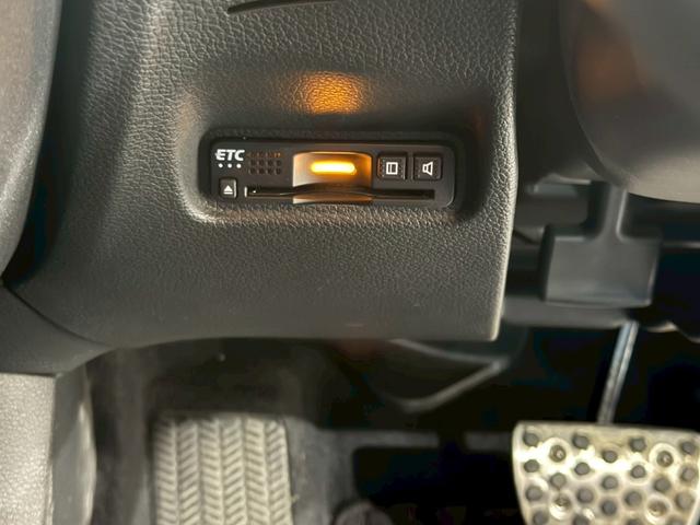 シビック ハッチバック ホンダセンシング イエローエッヂライン HKSマフラー 社外テールランプ 純正ナビ フルセグTV バックカメラ アームレストカーボン調 シートカバー シートヒーター ステアスイッチ レーダー探知機 スマートキー ETC(41枚目)