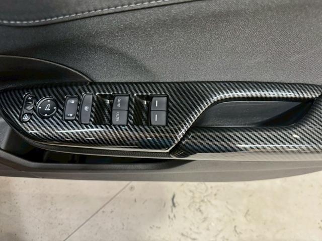 シビック ハッチバック ホンダセンシング イエローエッヂライン HKSマフラー 社外テールランプ 純正ナビ フルセグTV バックカメラ アームレストカーボン調 シートカバー シートヒーター ステアスイッチ レーダー探知機 スマートキー ETC(43枚目)