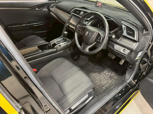 シビック ハッチバック ホンダセンシング イエローエッヂライン HKSマフラー 社外テールランプ 純正ナビ フルセグTV バックカメラ アームレストカーボン調 シートカバー シートヒーター ステアスイッチ レーダー探知機 スマートキー ETC(52枚目)