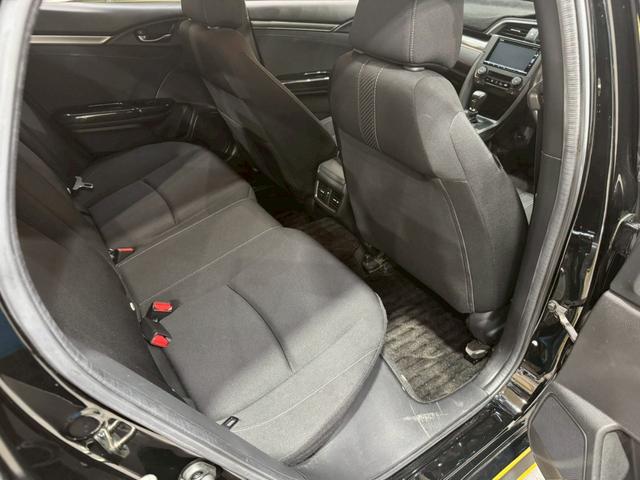 シビック ハッチバック ホンダセンシング イエローエッヂライン HKSマフラー 社外テールランプ 純正ナビ フルセグTV バックカメラ アームレストカーボン調 シートカバー シートヒーター ステアスイッチ レーダー探知機 スマートキー ETC(58枚目)