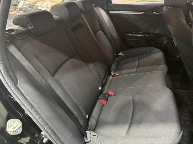 シビック ハッチバック ホンダセンシング イエローエッヂライン HKSマフラー 社外テールランプ 純正ナビ フルセグTV バックカメラ アームレストカーボン調 シートカバー シートヒーター ステアスイッチ レーダー探知機 スマートキー ETC(60枚目)