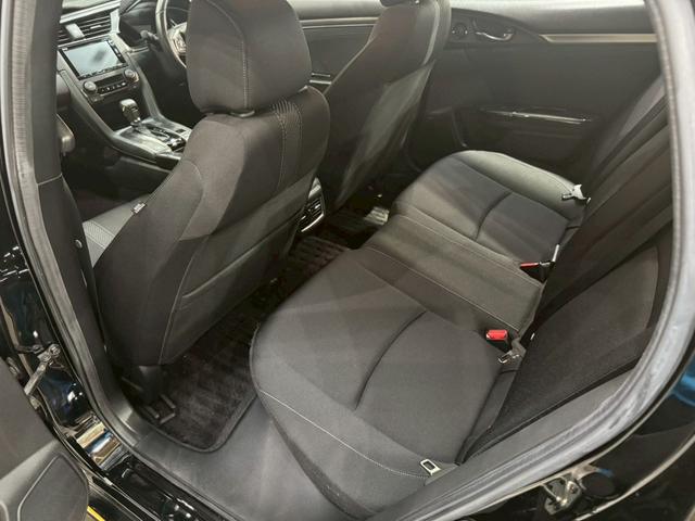 シビック ハッチバック ホンダセンシング イエローエッヂライン HKSマフラー 社外テールランプ 純正ナビ フルセグTV バックカメラ アームレストカーボン調 シートカバー シートヒーター ステアスイッチ レーダー探知機 スマートキー ETC(62枚目)