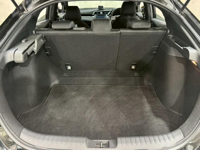 シビック ハッチバック ホンダセンシング イエローエッヂライン HKSマフラー 社外テールランプ 純正ナビ フルセグTV バックカメラ アームレストカーボン調 シートカバー シートヒーター ステアスイッチ レーダー探知機 スマートキー ETC(67枚目)