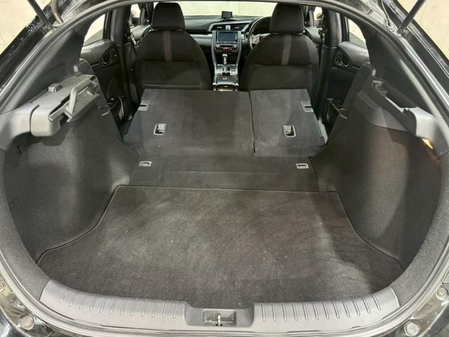 シビック ハッチバック ホンダセンシング イエローエッヂライン HKSマフラー 社外テールランプ 純正ナビ フルセグTV バックカメラ アームレストカーボン調 シートカバー シートヒーター ステアスイッチ レーダー探知機 スマートキー ETC(68枚目)