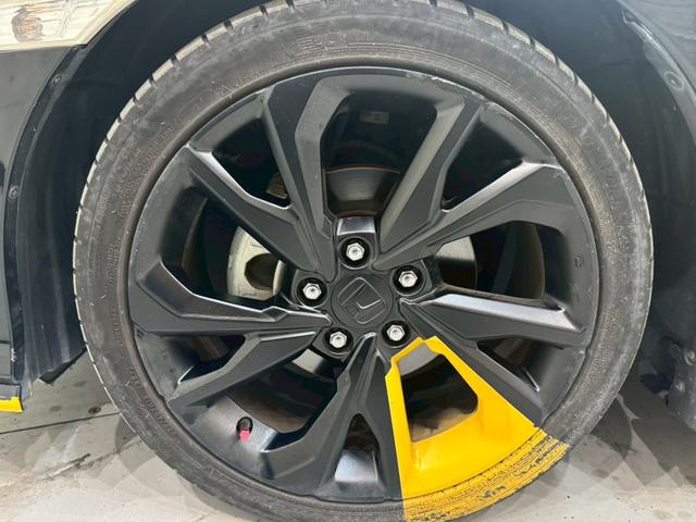 シビック ハッチバック ホンダセンシング イエローエッヂライン HKSマフラー 社外テールランプ 純正ナビ フルセグTV バックカメラ アームレストカーボン調 シートカバー シートヒーター ステアスイッチ レーダー探知機 スマートキー ETC(71枚目)