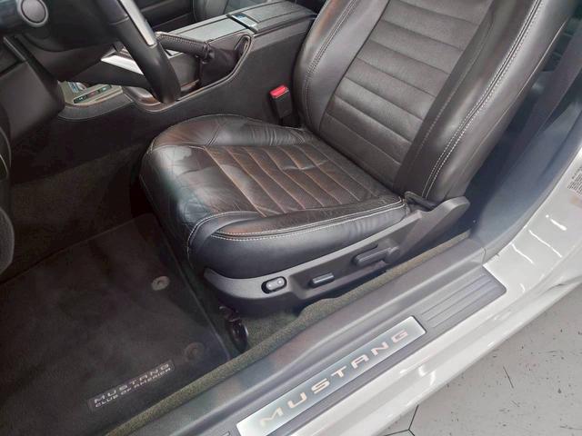 FORD MUSTANG V6 COUPE PREMIUM