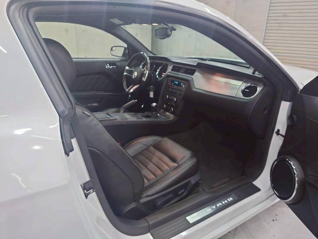 FORD MUSTANG V6 COUPE PREMIUM