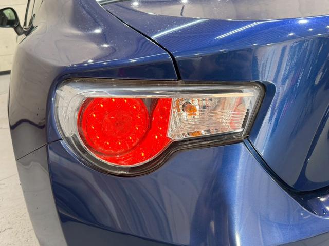 ＢＲＺ Ｒ　６速マニュアル　ショーワチューニングローダウンサス　ＢＢＳ製１６インチアルミ　Ｓｔｒａｄａナビ　フルセグＴＶ　Ｂｌｕｅｔｏｏｔｈ接続　ＨＩＤヘッドライト　革巻きステアリング　リモコンキー　スペアキー有（17枚目）