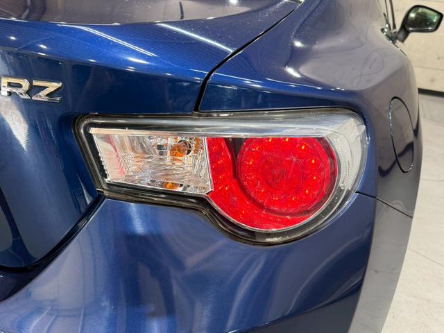 ＢＲＺ Ｒ　６速マニュアル　ショーワチューニングローダウンサス　ＢＢＳ製１６インチアルミ　Ｓｔｒａｄａナビ　フルセグＴＶ　Ｂｌｕｅｔｏｏｔｈ接続　ＨＩＤヘッドライト　革巻きステアリング　リモコンキー　スペアキー有（18枚目）