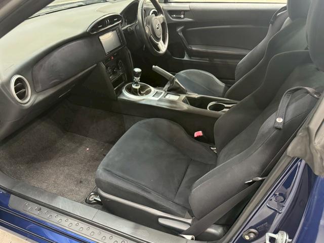 ＢＲＺ Ｒ　６速マニュアル　ショーワチューニングローダウンサス　ＢＢＳ製１６インチアルミ　Ｓｔｒａｄａナビ　フルセグＴＶ　Ｂｌｕｅｔｏｏｔｈ接続　ＨＩＤヘッドライト　革巻きステアリング　リモコンキー　スペアキー有（51枚目）