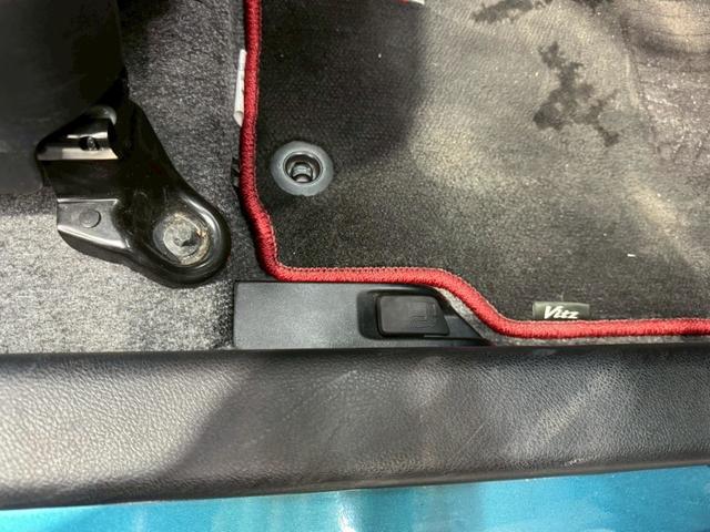 ヴィッツ ＲＳ　Ｇ’ｓ　５速マニュアル　Ｇｓ’純正サスペンション・１７インチアルミ　ＨＩＤヘッドライト　フォグランプ　オートライト　ＬＥＤ／ＢＥＡＭ　社外ナビ　電動格納ミラー　リモコンキー　ＥＴＣ車載器　実走行３．０万キロ台（52枚目）