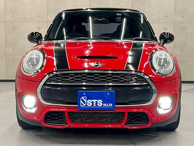 ＭＩＮＩ クーパーＳ　ＪＣＷパッケージ　ボンネットストライプ　リアスポイラー　ＨＩＤヘッドライト　フォグ　純正１７インチＡＷ　純正ナビ　ＢＴ接続　ハーフレザーシート　パドルシフト　ＨＵＤ　スペアキー　ＥＴＣ車載器（8枚目）