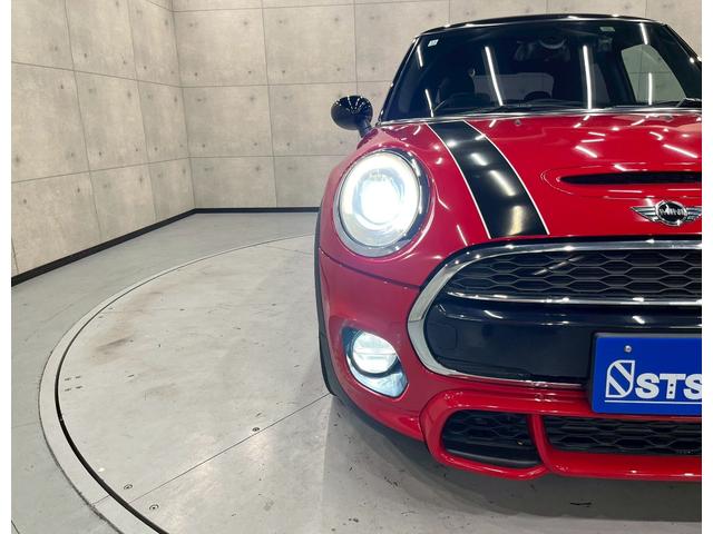 ＭＩＮＩ クーパーＳ　ＪＣＷパッケージ　ボンネットストライプ　リアスポイラー　ＨＩＤヘッドライト　フォグ　純正１７インチＡＷ　純正ナビ　ＢＴ接続　ハーフレザーシート　パドルシフト　ＨＵＤ　スペアキー　ＥＴＣ車載器（10枚目）