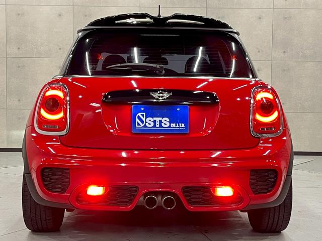 ＭＩＮＩ クーパーＳ　ＪＣＷパッケージ　ボンネットストライプ　リアスポイラー　ＨＩＤヘッドライト　フォグ　純正１７インチＡＷ　純正ナビ　ＢＴ接続　ハーフレザーシート　パドルシフト　ＨＵＤ　スペアキー　ＥＴＣ車載器（17枚目）