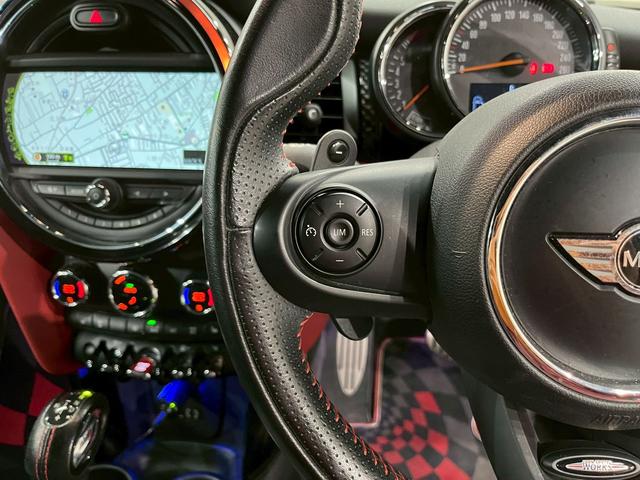 ＭＩＮＩ クーパーＳ　ＪＣＷパッケージ　ボンネットストライプ　リアスポイラー　ＨＩＤヘッドライト　フォグ　純正１７インチＡＷ　純正ナビ　ＢＴ接続　ハーフレザーシート　パドルシフト　ＨＵＤ　スペアキー　ＥＴＣ車載器（26枚目）
