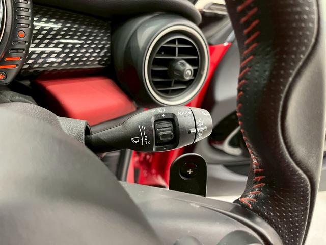 ＭＩＮＩ クーパーＳ　ＪＣＷパッケージ　ボンネットストライプ　リアスポイラー　ＨＩＤヘッドライト　フォグ　純正１７インチＡＷ　純正ナビ　ＢＴ接続　ハーフレザーシート　パドルシフト　ＨＵＤ　スペアキー　ＥＴＣ車載器（29枚目）