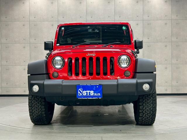 ジープ・ラングラーアンリミテッド スポーツ 社外マフラー 社外ヘッドライト・テール 社外フードキャッチ・グラブハンドル 社外クロームフェールカバー 17インチロックスターホイール インテリアクロムパーツ 社外ナビ DTV BT接続 バックカメラ(8枚目)