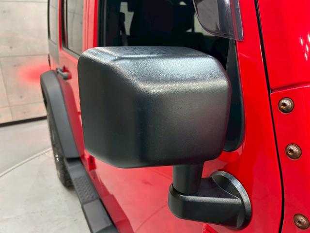 ジープ・ラングラーアンリミテッド スポーツ 社外マフラー 社外ヘッドライト・テール 社外フードキャッチ・グラブハンドル 社外クロームフェールカバー 17インチロックスターホイール インテリアクロムパーツ 社外ナビ DTV BT接続 バックカメラ(12枚目)