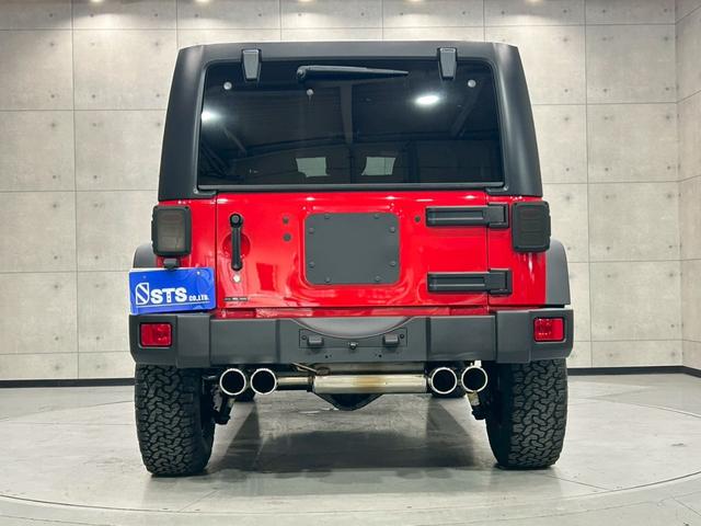 ジープ・ラングラーアンリミテッド スポーツ 社外マフラー 社外ヘッドライト・テール 社外フードキャッチ・グラブハンドル 社外クロームフェールカバー 17インチロックスターホイール インテリアクロムパーツ 社外ナビ DTV BT接続 バックカメラ(18枚目)