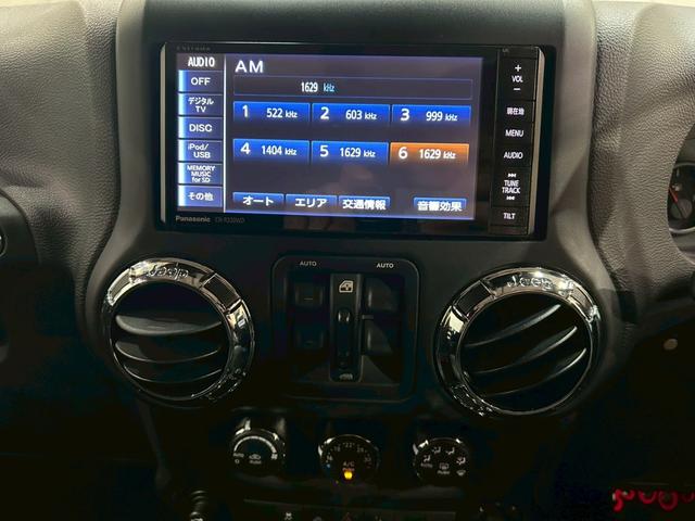 ジープ・ラングラーアンリミテッド スポーツ 社外マフラー 社外ヘッドライト・テール 社外フードキャッチ・グラブハンドル 社外クロームフェールカバー 17インチロックスターホイール インテリアクロムパーツ 社外ナビ DTV BT接続 バックカメラ(39枚目)