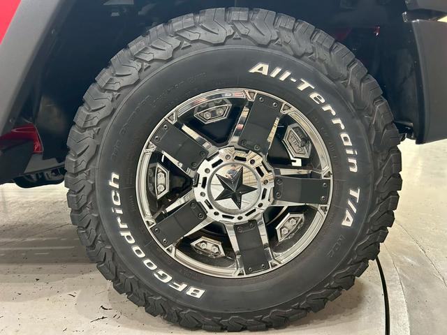 ジープ・ラングラーアンリミテッド スポーツ 社外マフラー 社外ヘッドライト・テール 社外フードキャッチ・グラブハンドル 社外クロームフェールカバー 17インチロックスターホイール インテリアクロムパーツ 社外ナビ DTV BT接続 バックカメラ(63枚目)