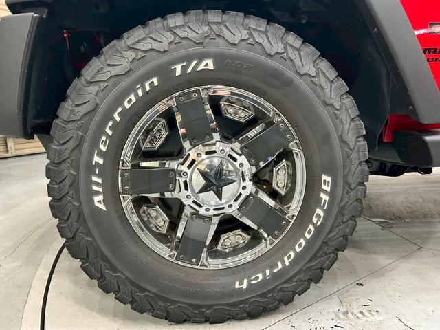 ジープ・ラングラーアンリミテッド スポーツ 社外マフラー 社外ヘッドライト・テール 社外フードキャッチ・グラブハンドル 社外クロームフェールカバー 17インチロックスターホイール インテリアクロムパーツ 社外ナビ DTV BT接続 バックカメラ(64枚目)