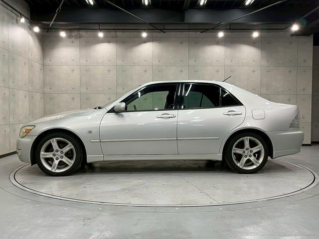 アルテッツァ ＲＳ２００　Ｚエディション　６速マニュアル　ＨＩＤヘッドライト　フォグランプ　純正１７インチアルミ　カロッツェリアオーディオ　ＣＤ　エアコン　シートバックポケット　電動格納ドアミラー　リモコンキー　予備キー　実走行６．４万キロ台（18枚目）