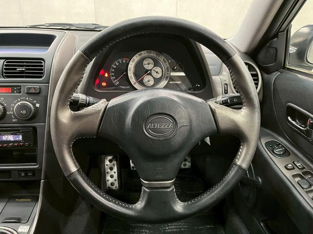アルテッツァ ＲＳ２００　Ｚエディション　６速マニュアル　ＨＩＤヘッドライト　フォグランプ　純正１７インチアルミ　カロッツェリアオーディオ　ＣＤ　エアコン　シートバックポケット　電動格納ドアミラー　リモコンキー　予備キー　実走行６．４万キロ台（23枚目）