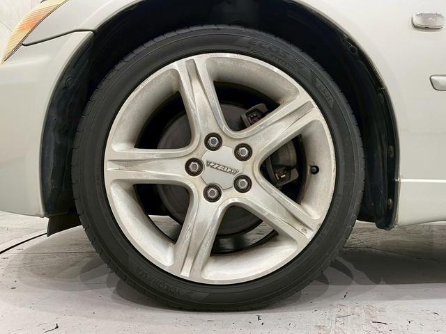 アルテッツァ ＲＳ２００　Ｚエディション　６速マニュアル　ＨＩＤヘッドライト　フォグランプ　純正１７インチアルミ　カロッツェリアオーディオ　ＣＤ　エアコン　シートバックポケット　電動格納ドアミラー　リモコンキー　予備キー　実走行６．４万キロ台（52枚目）