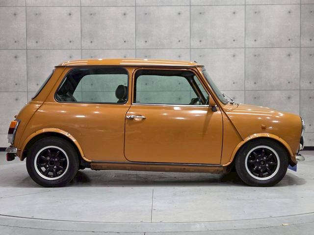 MINI クーパー 社外12インチアルミホイール ブラックレザーシート ポータブルナビ カロッツェリアオーディオ エアコン 木目インパネ 革巻きステアリング ETC車載器 実走行5.3万キロ台 正規ディーラー 色替え車両(11枚目)