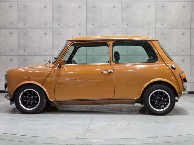 MINI クーパー 社外12インチアルミホイール ブラックレザーシート ポータブルナビ カロッツェリアオーディオ エアコン 木目インパネ 革巻きステアリング ETC車載器 実走行5.3万キロ台 正規ディーラー 色替え車両(18枚目)