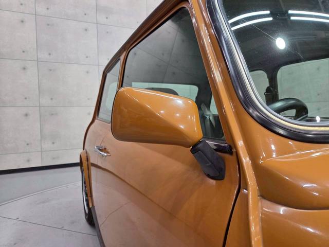 MINI クーパー 社外12インチアルミホイール ブラックレザーシート ポータブルナビ カロッツェリアオーディオ エアコン 木目インパネ 革巻きステアリング ETC車載器 実走行5.3万キロ台 正規ディーラー 色替え車両(20枚目)