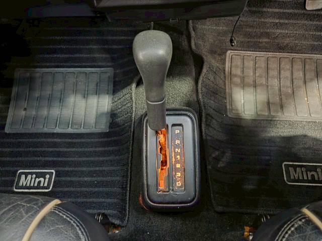 MINI クーパー 社外12インチアルミホイール ブラックレザーシート ポータブルナビ カロッツェリアオーディオ エアコン 木目インパネ 革巻きステアリング ETC車載器 実走行5.3万キロ台 正規ディーラー 色替え車両(34枚目)