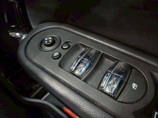 ＭＩＮＩ クーパーＤ　クロスオーバー　オール４　ユーザー様直接仕入れ車両　ルーフキャリア　ボンネットストライプ　ＬＥＤヘッドライト　純正１７インチＡＷ　純正ナビ　ＢＴ接続　シートヒーター　ステアスイッチ　クルコン　ドラレコ　ウェルカムランプ　ＥＴＣ（34枚目）