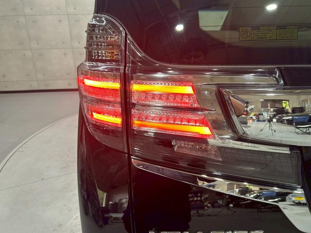 ヴェルファイアハイブリッド Ｘ　モデリスタフルエアロ　社外２０インチＡＷ　ムーンルーフ　両側パワスラ　ＬＥＤヘッドライト　フォグ　純正ナビ　フルセグＴＶ　ＢＴ接続　バックカメラ　フリップダウン　オートクルーズ　スマートキー　ＥＴＣ（17枚目）