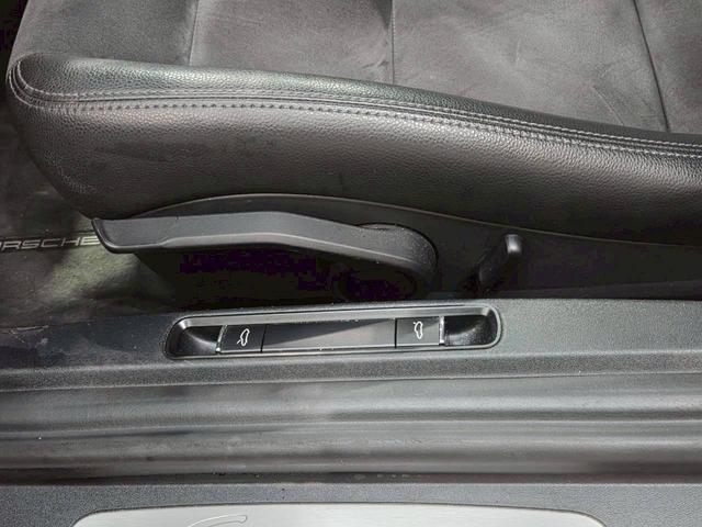 ケイマン ベースグレード　６速ＭＴ　左ハンドル　スポーツクロノＰＫＧ　スポーツエキゾーストシステム　Ｈ＆Ｒダウンサス　黒塗装１９ＡＷ　純正ナビ　ＤＴＶ　ＢＴ接続　バックカメラ　ハーフレザー　電動シート　シートヒーター　ドラレコ（57枚目）