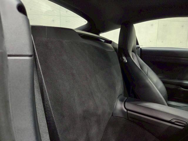 ケイマン ベースグレード　６速ＭＴ　左ハンドル　スポーツクロノＰＫＧ　スポーツエキゾーストシステム　Ｈ＆Ｒダウンサス　黒塗装１９ＡＷ　純正ナビ　ＤＴＶ　ＢＴ接続　バックカメラ　ハーフレザー　電動シート　シートヒーター　ドラレコ（62枚目）