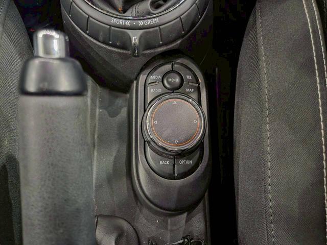 ＭＩＮＩ クーパーＳ　ユーザー様直接仕入れ　ブラックルーフ　１６インチブラックＡＷ　ＬＥＤヘッドライト　フォグランプ　純正ナビ　ＢＴ接続　ＡＵＸ／ＵＳＢ端子　バックモニター　オートクルーズ　スマートキー　スペアキー　ＥＴＣ（43枚目）