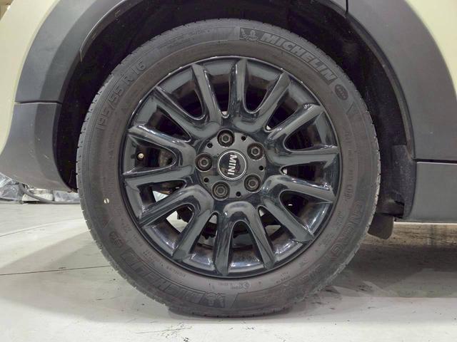 ＭＩＮＩ クーパーＳ　ユーザー様直接仕入れ　ブラックルーフ　１６インチブラックＡＷ　ＬＥＤヘッドライト　フォグランプ　純正ナビ　ＢＴ接続　ＡＵＸ／ＵＳＢ端子　バックモニター　オートクルーズ　スマートキー　スペアキー　ＥＴＣ（62枚目）