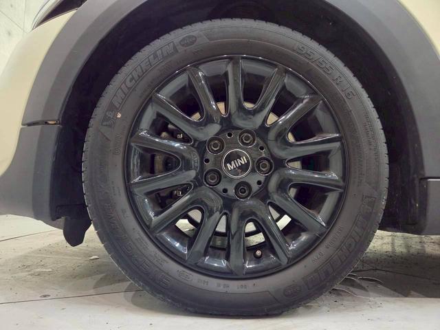 ＭＩＮＩ クーパーＳ　ユーザー様直接仕入れ　ブラックルーフ　１６インチブラックＡＷ　ＬＥＤヘッドライト　フォグランプ　純正ナビ　ＢＴ接続　ＡＵＸ／ＵＳＢ端子　バックモニター　オートクルーズ　スマートキー　スペアキー　ＥＴＣ（65枚目）