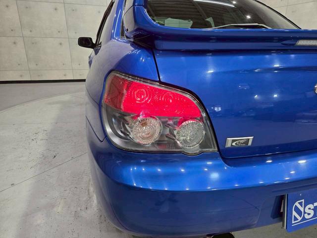 インプレッサ ＷＲＸ　ＷＲ－リミテッド　２００５　屋内車庫・カバー保管／ユーザー様直接仕入れ／ＳＴｉゲノムターボ計／ＳＴｉゲノムマフラー／ＳＴｉフロントリップ／スバル純正ＲＡＹＳ１７インチＡＷ／リアウイング／ＨＩＤヘッドライト／社外ナビ／リモコンキー（17枚目）