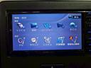 ハイブリッドＦＸ　ＫＥＮＷＯＯＤナビ　Ｂｌｕｅｔｏｏｔｈ　ＣＤ／ＤＶＤ　フルセグＴＶ　ヘッドアップディスプレイ　プッシュスタート　スマートキー　弊社ユーザー様ワンオーナー　プリクラ　純正ホイール　車線逸脱　オートライト（43枚目）