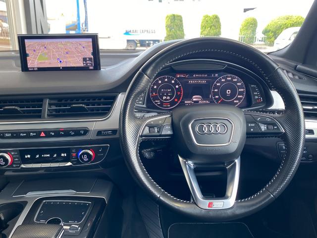 Ｑ７ 　３．０ＴＦＳＩクワトロ　Ｓラインパッケージ／パノラマＳＲ／アダプティブエアサス　／マトリックスＬＥＤ／純正ナビ／アラウンドビューカメラ／ブラックレザーシート／フルセグＴＶ／取説／保証書／スペアキー／（5枚目）
