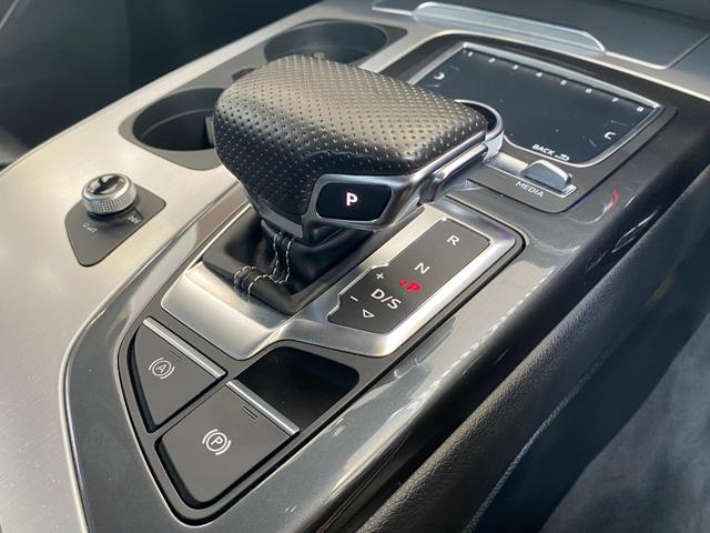 Ｑ７ 　３．０ＴＦＳＩクワトロ　Ｓラインパッケージ／パノラマＳＲ／アダプティブエアサス　／マトリックスＬＥＤ／純正ナビ／アラウンドビューカメラ／ブラックレザーシート／フルセグＴＶ／取説／保証書／スペアキー／（13枚目）