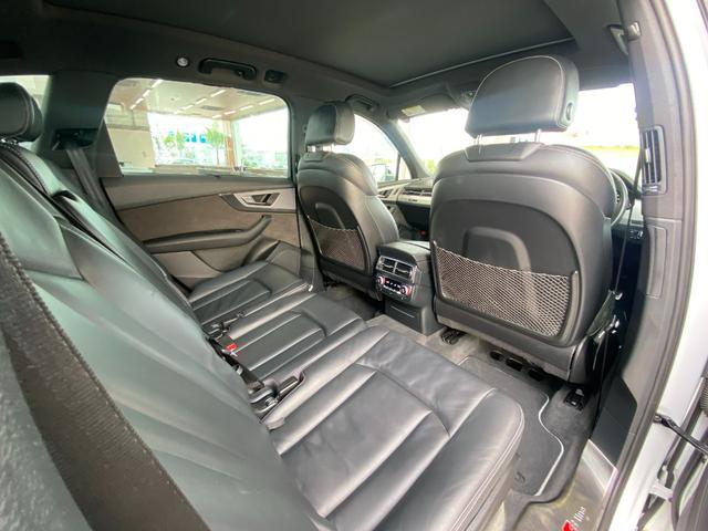 Ｑ７ 　３．０ＴＦＳＩクワトロ　Ｓラインパッケージ／パノラマＳＲ／アダプティブエアサス　／マトリックスＬＥＤ／純正ナビ／アラウンドビューカメラ／ブラックレザーシート／フルセグＴＶ／取説／保証書／スペアキー／（30枚目）