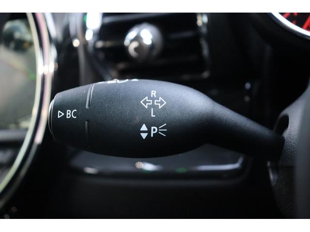 ＭＩＮＩ クーパーＳＤ　クラブマン　当店買取車両　インテリジェントＳ　ＡＣＣ　純正ナビ　ＢＴ　ＵＳＢ　Ｂカメラ　Ｐセンサー　ステアＳ　Ａライト　Ｆ／Ｒフォグ　Ａワイパー　アンビエントライト　純正１７インチＡＷ　ミラー一体型ＥＴＣ　禁煙（26枚目）
