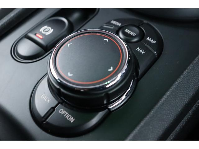 ＭＩＮＩ クーパーＳＤ　クラブマン　当店買取車両　インテリジェントＳ　ＡＣＣ　純正ナビ　ＢＴ　ＵＳＢ　Ｂカメラ　Ｐセンサー　ステアＳ　Ａライト　Ｆ／Ｒフォグ　Ａワイパー　アンビエントライト　純正１７インチＡＷ　ミラー一体型ＥＴＣ　禁煙（43枚目）